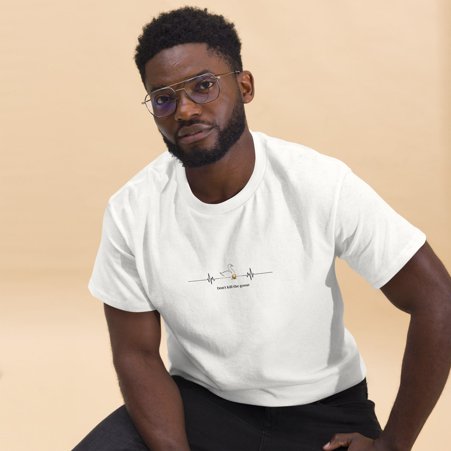 Klassisches Herren-T-Shirt "Goldene Gans: Dein Schlüssel zum Wohlstand"