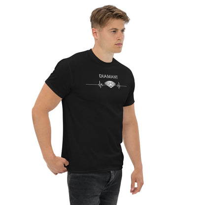 "Ein Hauch von Eleganz: Unser klassisches Herren-T-Shirt mit Diamant-Logo - zeitlose Raffinesse für jeden Anlass!"