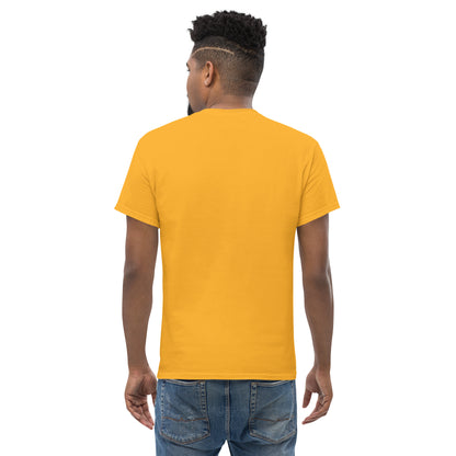 "Eleganz in Gold: Unser klassisches Herren-T-Shirt mit Gold Logo - Ein zeitloses Statement für den modernen Gentleman!"