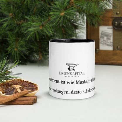 Tasse mit farbiger Innenseite „Investieren ist wie Muskeltraining: je mehr Wiederholungen, desto stärker das Ergebnis.“