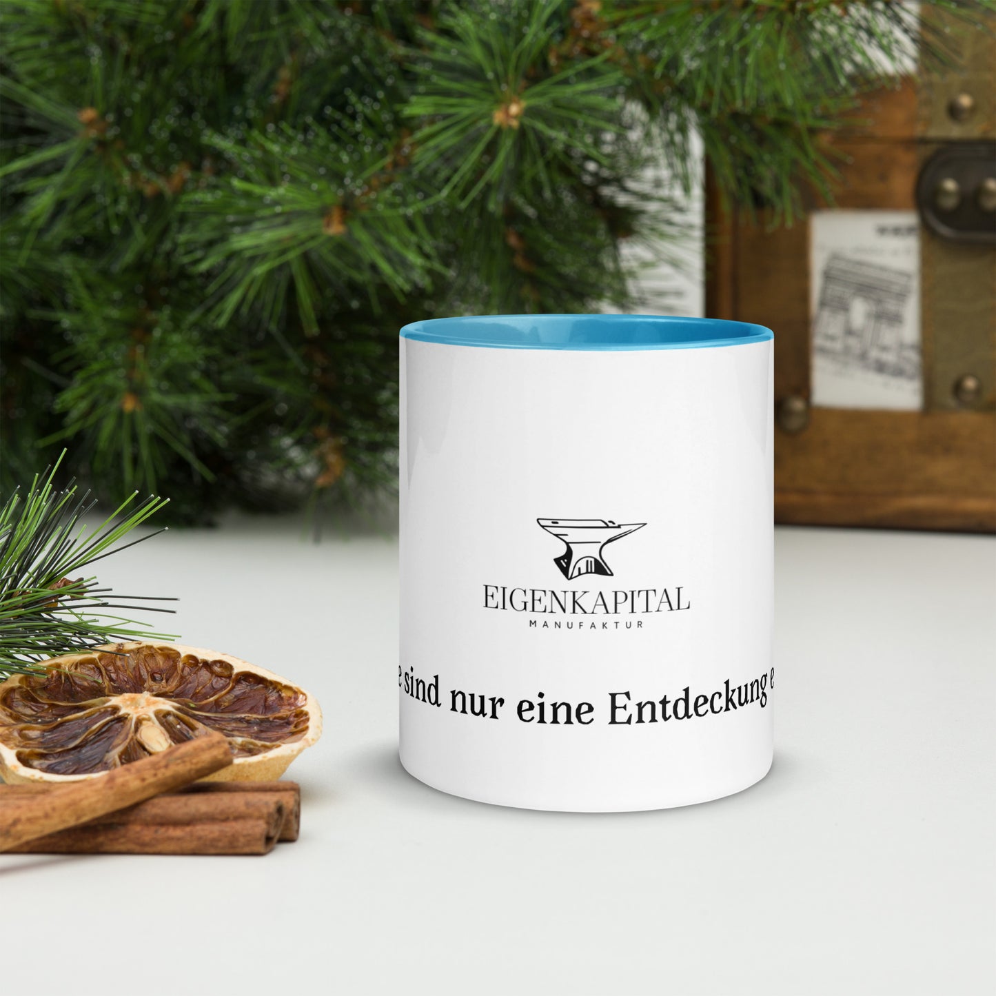 Tasse mit farbiger Innenseite „Gewinne sind nur eine Entdeckung entfernt.“