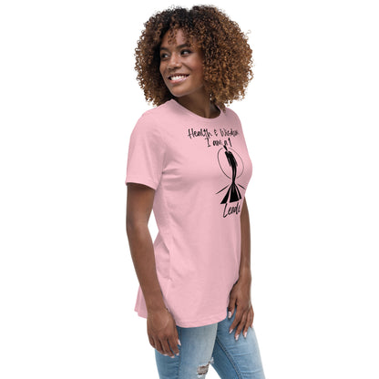 "Stilvoll und inspirierend: Lockeres Damen-T-Shirt mit Wealth & Wisdom Logo - Dein Fashion-Statement für Erfolg und Weisheit!"