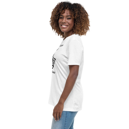 "Stilvoll und inspirierend: Lockeres Damen-T-Shirt mit Wealth & Wisdom Logo - Dein Fashion-Statement für Erfolg und Weisheit!"